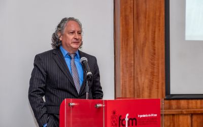El representante de la Asociación de Alumni, Carlos Carmona.